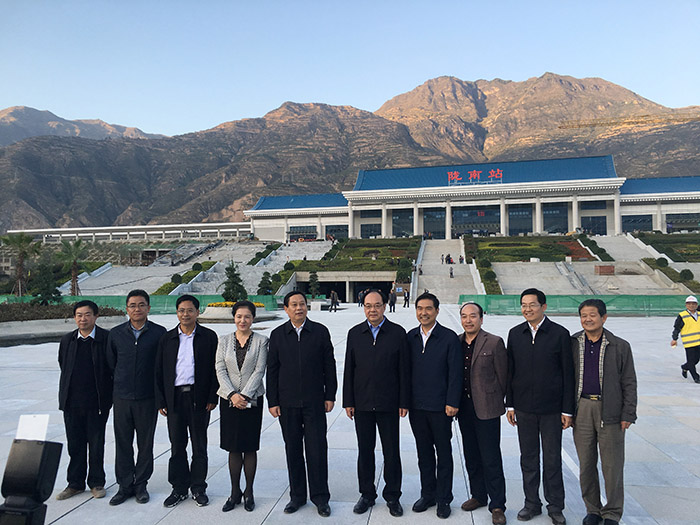 全國(guó)、省市政協(xié)委員體驗(yàn)蘭渝鐵路、視察階州廣場(chǎng)