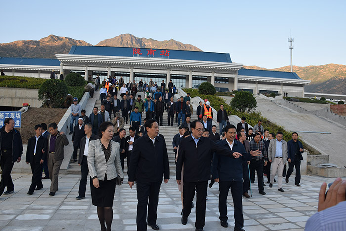 全國(guó)、省市政協(xié)委員體驗(yàn)蘭渝鐵路、視察階州廣場(chǎng)