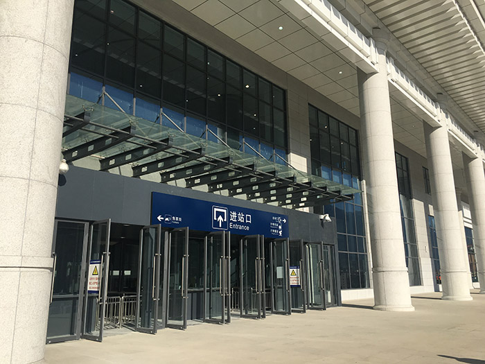 全國(guó)、省市政協(xié)委員體驗(yàn)蘭渝鐵路、視察階州廣場(chǎng)